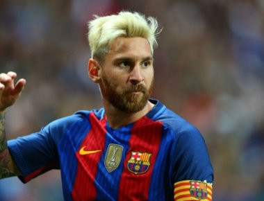 Είχαν την τύχη με το μέρος τους: Ταξίδεψαν από την Καλαμπάκα στην Βαρκελώνη και βρήκαν τον Μέσι σε ένα φανάρι!